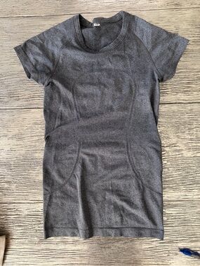 lululemon athletica Short Sleeve work out Top - Charcoal